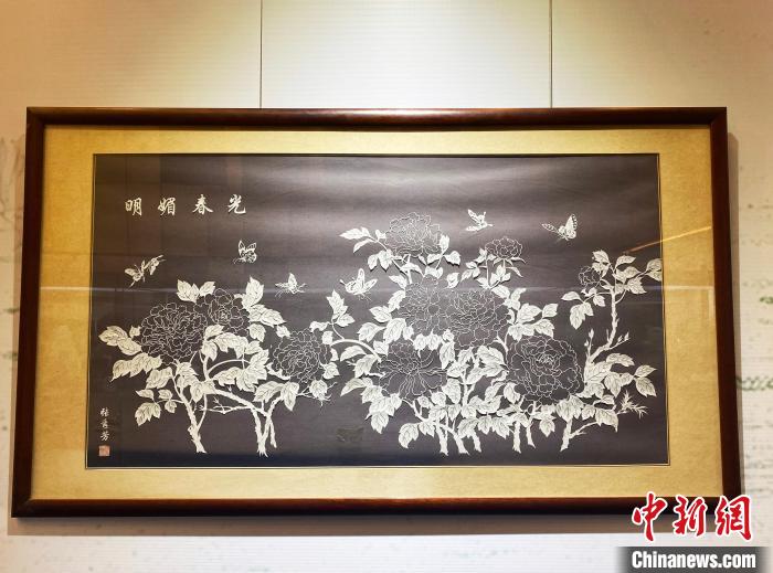 国家级非物质文化遗产扬州剪纸传承人张秀芳的剪纸作品《明媚春光》。　崔佳明 摄